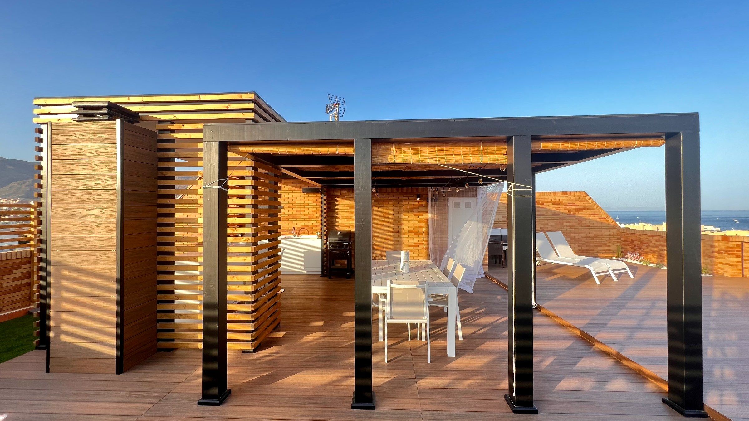 Pergola s pogledom na morje